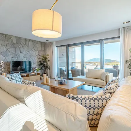 Prázdninový dům 3-bedroom Beachfront With Amenities