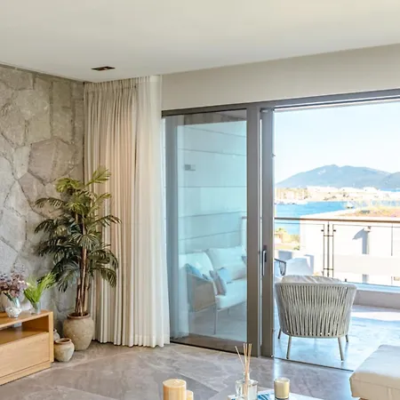 Prázdninový dům 3-bedroom Beachfront With Amenities Bodrum